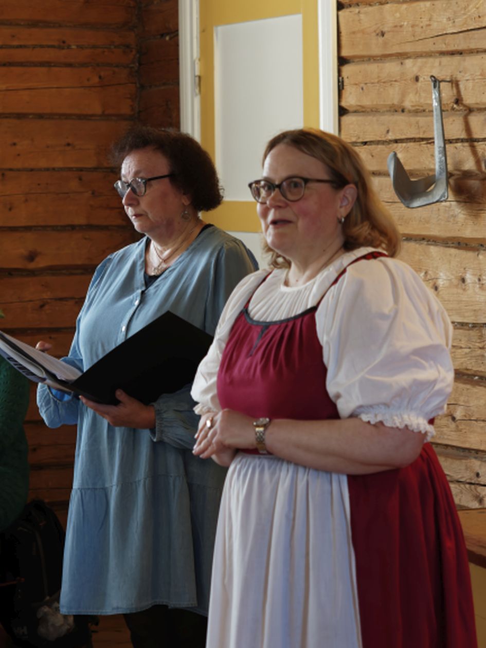 Käsikirjoittaja E-L Hovi ja seuran pj Mari Knuuttila