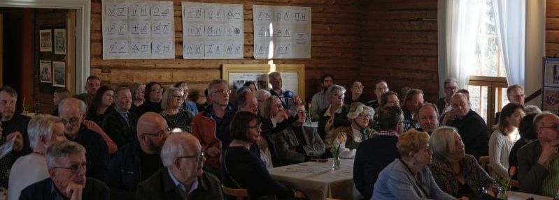 Juhlailtamien yleisöä